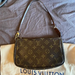 Louis Vuitton pochette - Louis vuitton pochette ÄKTA från sidan vestiarie collective så äkthetsbevis medföljer därifrån samt dustbag! Bra vintage skick, dragkedjan har en defekt men den funkar lika bra att öppna och stänga 💚 hjälper en vän att sälja denna så inget prutande tack 🌸🌸🌸