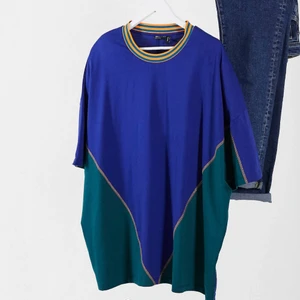 Blå Blockfärgad T-shirt - En jättesnygg blå blockfärgad t-shirt i oversize med retro kantrand! (Bilden är från nätet, vi håller på att flytta så ser förjävligt ut här hemma därav ingen bild från mig) frakten är inkluderad i priset:) 