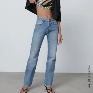 Mod rise jeans zara - Aldrig använda, slutsålda på hemsidan. Släpper direkt för 500.