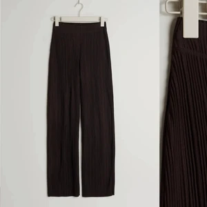 Svarta byxor  - Svarta byxor från gina som jag inte använder längre. Jättefina och användbara. Lite korta på mig som är 164cm. 