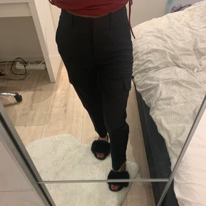 Byxor - Ett par super fina byxor som har både fickor på höger sida och på vänster sida av låret