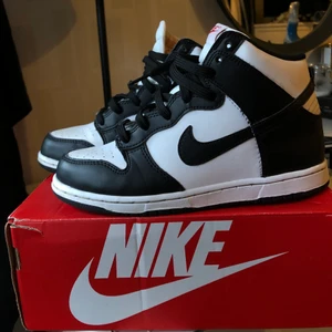 Dunks, mid  - Super fina Dunks Mid som jag tyvär inte använder längre. Köpta på JD. Dem är i super skick har endast använt dem två gånger. Har kartongen kvar.🥰🥰