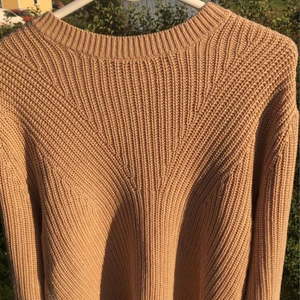 Brun stickad tröja - En fin brun stickad tröja som jag har köpt för ungefär 2 år sedan på hm. Den har gått sönder men blivit ihopsydd(sista bilden) men det är inget som syns när man har på sig den. Men sänker ändå priset pga det💕 15kr+ 66kr frakt❤️