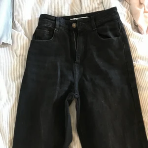 Byxor från zara - Svarta fina byxor från zara säljer pga att jag slutat använda