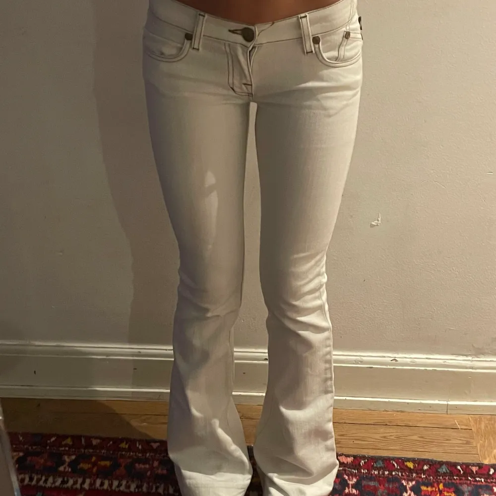 Super coola och snygga lågmidjade jeans. Frakten ligger på 79kr men kan också mötas upp i Stockholm.💗. Farkut & Housut.