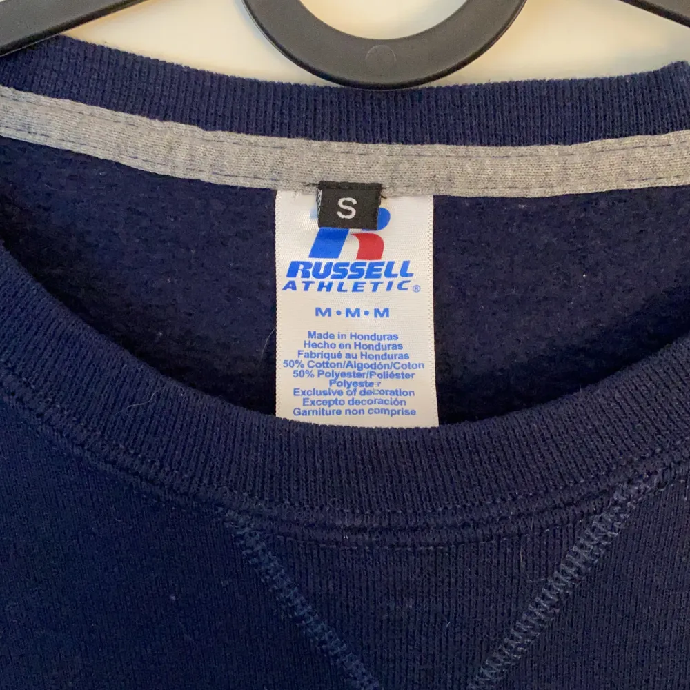 Vintage mörkblå Russel Athletic/Tommy Hilfiger sweatshirt. Storlek är S men passar även M pga att den är oversized. Pris kan diskuteras.. Tröjor & Koftor.