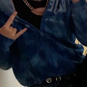 Snygg blå tröja - Tröjan är invikt på bilden därför ser den kort ut använd fåtal gånger. Köpt utomlands