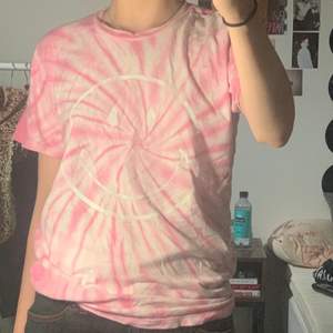 lite oversized rosa tie dye t-shirt med en smiley. ganska utnött, köpt i usa 2019. skriv om du är intresserad!! :)