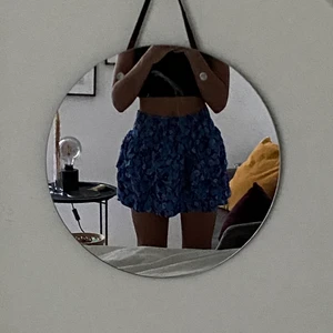 Blommig kjol med volang  - Kort kjol från hm med volang o stretchig midja💕💕 storlek XS men passar son en S oxå 💕💕