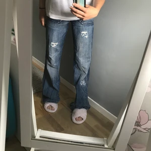 DIESEL blå jeans - Det är blå, förare jeans som har hål. De är supersnygga och sitter jätteskönt💗jag säljer dom pga jag har andra jeans som är snyggare 🌟Dom är insydda i midjan men inte i benen. De var en VÄLDIGT stor 26:a så därför är de insydda i midjan. Men de passar någon som har storlek s/xs. ❗️BUDA BUDA BUDA❗️skriv ifall ni har fler frågor osv💗