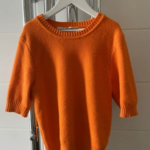 Populär slutsåld zara tröja🧡 - Denna mycket fina tröja som är bra använt ett fåtal gånger säljer jag pågrund av att den inte kommer till användning så mycket! Det är i storleken s men den är ganska töjbar och kan därmed också passa stolekarna xs-L beroende på hur man vill att den ska sitta🤩 Om du är intresserad är det bara att höra av dig och om det är många intresserade blir det budgivning 