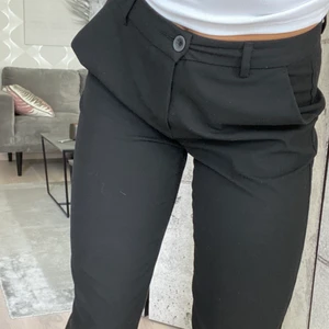 Svarta kostymbyxor - En must have, svarta kostymbyxor! Super sköna, classy med en ankellängd. Knappt använda, alltså i bra skick! 😍Storlek XS/S