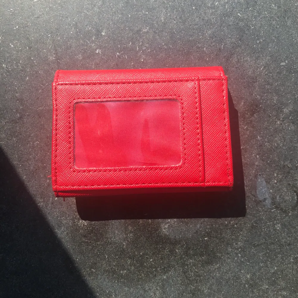 Röd plånbok/korthållare, vet ej märke. Perfekt liten smidig korthållare som man även kan få plats med annat som tuggumipaket eller nycklar i. Köparen står för frakt💕. Accessoarer.