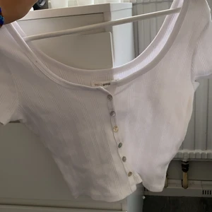 vit topp med knappar - endast testad! köptes utomlands i Chile för cirka 200 kr men kom aldrig till användning då den inte passade mig :)