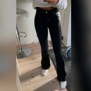 Snygga bootcut jeans från bikbok - (Lånad bild) Skit snygga bootcut jeans från bikbok 💙 Sitter väldigt bra då dem är väldigt stretchiga. Nästan aldrig använda. Köpt för 599kr. Försmå för mig så får tyvärr inte på mig dem! Köparen står för frakten