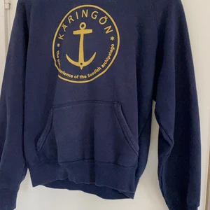 Hoddie kärringön  - Jättefin hoddie från kärringön i tjockt tyg. Fint tryck på framsidan, har luva och snören. Storlek 160 men passar på mig som har S. Fint skick, inte de minsta nopprig eller likande. Något högre pris då den inte finns att få tag på i butik längre. Säljer så den inte kommer till användning och behöver rensa garderoben. Kolla gärna mina andra annonser☺️priset är ex frakt.