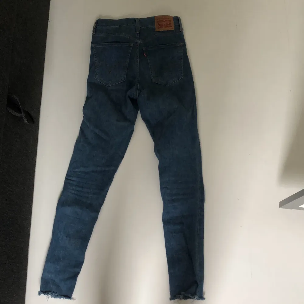 Tajta skinny jeans, stretchiga vid midjan, original pris: 500. Jeans & Byxor.