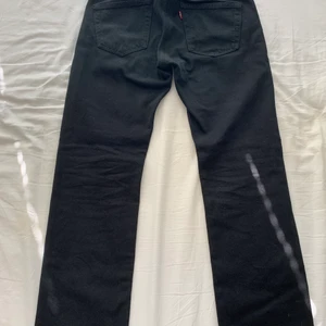 Svarta Levi’s 501 - Svarta Levi’s 501 jeans i storlek 29x32. Endast använda en gång och är i perfekt skick. Nypris på dessa är 999kr, men jag säljer för 500kr.