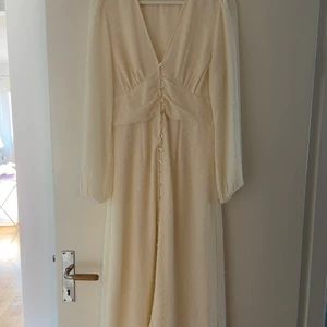 Klänning  - Superfin adoore look-a-like från Gina Tricot. Använd en gång, tvättad och inga anmärkningar på alls. Stl 38 men skulle säga att den även passar stl 36 (är mittemellan). Kommer tyvärr inte komma till användning något mer hos mig. 