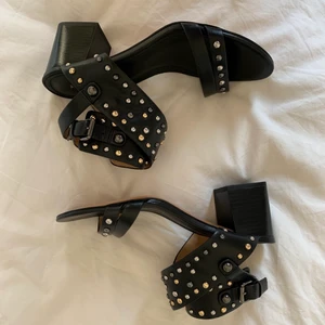 Klackskor - Helt nya klackar ifrån & other stories, jätte fina med nitar på, köparen står för frakten💓