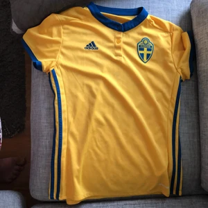 Svenska damlandslagets tröja - Från återförsäljare till svenska fotbollstjejerna. Specialtåg under armarna för att slippa svettfläckar.  Svaga fläckar på framsidan. Har inte testat fläckborttagningsmedel med det borde funka