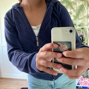 mörkblå zip up hoodie - ascool mörkblå zip up tjocktröja från Cubus. Använd men i bra skick dock en fläck över fickan men går att tvätta bort (se bild 3). Lite mer blåare i verkligheten💕💕 kontakta mig om frågor eller om du vill ha fler bilder🦋⭐️ lite kort i ärmarna (svårt att se på bild) men funkar, jag brukar ha S