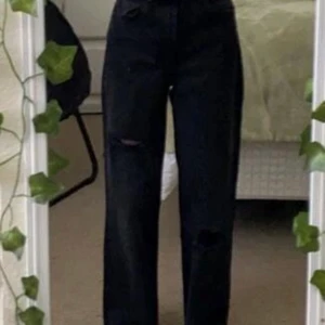 Svarta oversized jeans  - Helt nya svarta jeans med hål i knäna . Jag säljer dem då jag råkat klicka hem två par. De e aldrig använda och köparen står för frakt
