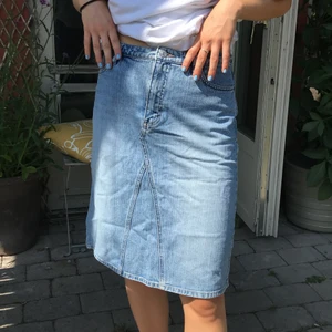 Jeanskjol  - använd några fåtal gånger typ som ny🌟 köpt på secondhand butik i Berlin!