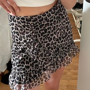 Leopard kjol (Lindex) Strl. 146-152 - Hade velat använda den men är för kort för mig! Volanger, leopardmönster och sitter med ett stretchband upp till midjan💕