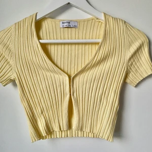 Gul topp - Ljusgul topp från Bershka. Har endast testats en gång och säljer då den är för liten. OBS! Lite genomskinlig i tyget. Köpt för 159kr. Köparen står för frakten! 