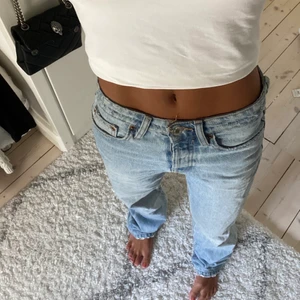 Zara jeans - Säljer nu dessa populär jeans från zara. Ljusblåa i modellen mid rise, storlek 32💞  Bud just nu 505kr + frakt💞 (köparen står för frakten) SÅLDA