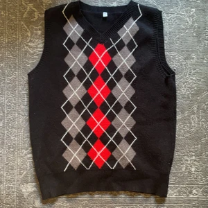 Argyleväst - Världens Snyggaste! Märkt large men är nog asiatisk storlek, den sitter mer som en small-medium. Frakten går på 66 ♥️♦️♥️♦️♥️♦️♥️