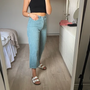 Manchester byxor - Säljer mina älskade älskade manchester byxor då de tyvärr inte används längre. Jag är 167cm & ni ser på bilderna hur de sitter på mig. De är lite vidare i benen än vad som kommer fram på bildenKan skicka fler bilder om så önskas! Köparen står för frakt 💙