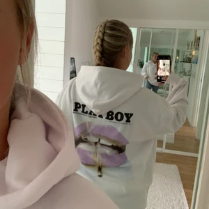 Playboy x missguided hoodie - Säljer min Playboy hoodie. Den är bara använd 1 gång så helt i nyskick! Nypris: 630kr mitt pris: 300 eller bud! Den är mycket oversized. Högsta bud: 450kr. Budgivning avslutas onsdag (21/7) 23:00. Kan skickas redan imorgon torsdag. 