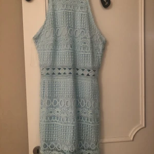 Klänning - En blå klänning med snygg passform använd ett par gånger i fint skick stl 36