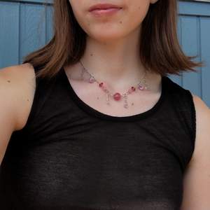 Halsband med glaspärlor i rosa nyanser!! Lätt att justera storleken. Säljer för 90kr + 12kr i frakt 💕💞💗💓