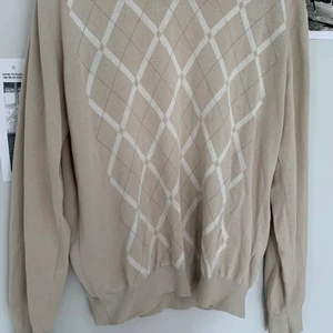 Tunn tröja - Köpt second hand men aldrig använd av mig, bra skick. 90 kr + frakt. Bara skriva om du har frågor.