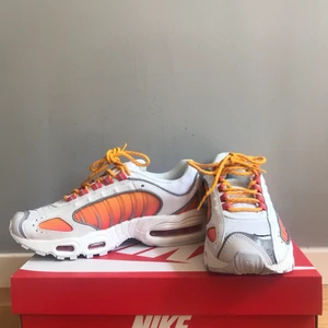 Nike Air Max Tailwind IV SLUTSÅLD - Sjukt snygga sneakers i nyskick från Nike. Helt slutsålda hos Nike!!! De är små i storleken så därför säljer jag vidare. Endast testade.
