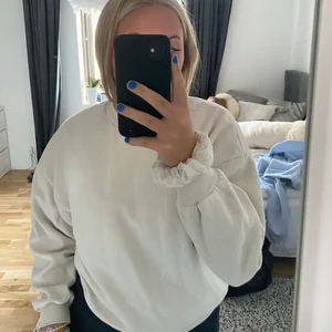 Vit sweatshirt  - Jag säljer denna vita sweatshirt från Gina Tricot. Den är jätte fin och bekväm men kommer inte till användning!