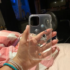 Mobilskal - Säljer mitt telefon skal som jag då råkat beställa fel storlek. Skalet tillhör en iPhone 12 mini! Köpte det för 40kr säljer det för 15kr (priset kan alltid diskuteras!!) Köparen står för frakten!!