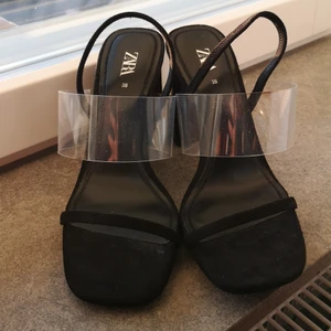 Klackskor zara - Klackskor använda enbart en gång på en förlovning. Väldigt fina klackskor. 
