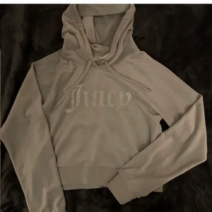 Juicy couture  - Kofta ifrån Juicy couture i lyxigt sammets material. 💕✨🦋 storlek MEDIUM och sitter som en vanlig medium, koftan är över rumpan 5cm. 🔥JAG STÅR FÖR FRAKTEN🔥