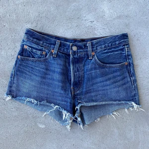 LEVIS 501  - Levis 501 shorts i väldigt bra skick! Möts på söder annars står köparen för frakt på 62kr❤️ skriv privat för exakta mått✨