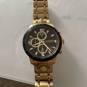 Versace klocka  - Hjälper min sambo att sälja sin klocka från Versace. Länkarna och glaset är i fint skick och klockan funkar utmärkt. Han har kortat in den men länkarna finns kvar, han säljer då han köpt en ny. 