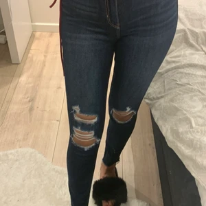 Jeans  - Ett par Super fina hollister jeans endast använda Några gånger sitter sjukt fint!