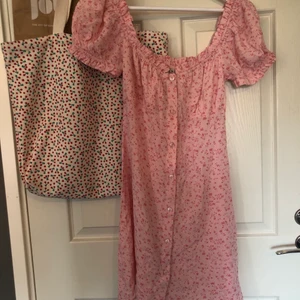 Klänning  - Gullig rosa klänning från Nelly, använd en gång så mycket bra skick. Storleken är 34 som motsvarar xs/s.      Säljer pga att jag har så många sommar kläder redan💕 köpt för 300 säljer för halva priset 