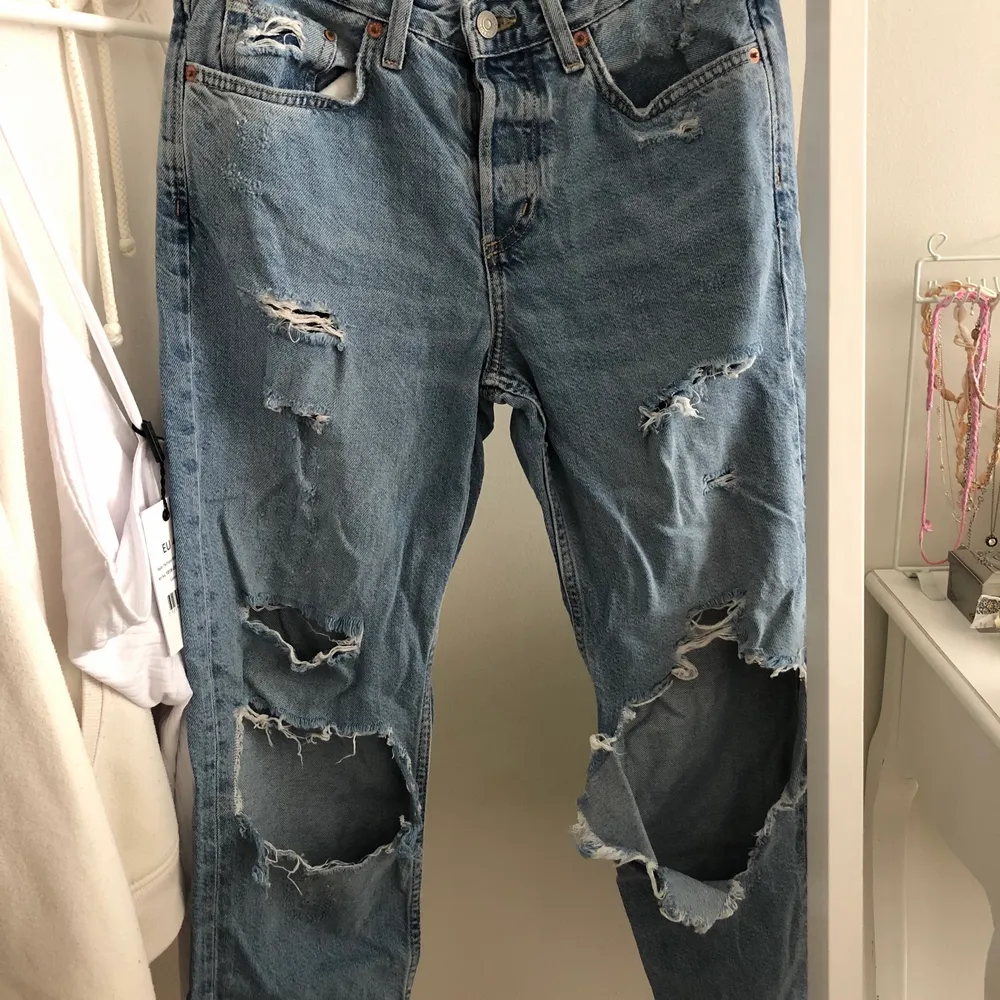 Blåa lågmidjade boyfriend jeans i strl 25, skulle säga XS-M. Säljer för 50kr, köparen står för frakten. Hör gärna av dig om du har några funderingar💙. Jeans & Byxor.