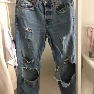 Blåa lågmidjade boyfriend jeans i strl 25, skulle säga XS-M. Säljer för 50kr, köparen står för frakten. Hör gärna av dig om du har några funderingar💙