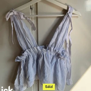 Topp - Säljer denna söta topp som jag köpt på plick men som tyvärr inte passade mig😩 (Lånade bilder) märket är Dressed in Lucy 💗💗