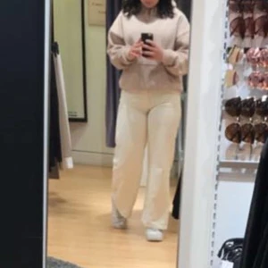 bikbok jeans strlk 29 - säljer mina as snygga ljusbeigea jeans från bikbok i strlk 29 då dom tyvärr inte passar längre!! dom är inte använd så mycket och nypris är 600kr så säljer för 150! kan mötas i hudiksvall annars frakt och köparen står för det 💓💓